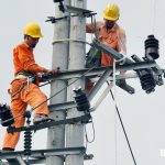 電力不足が懸念されるベトナムの電気工事の様子