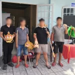 「西遊記」の登場人物に扮した4人が、実物の馬とともに自動車専用車線を移動