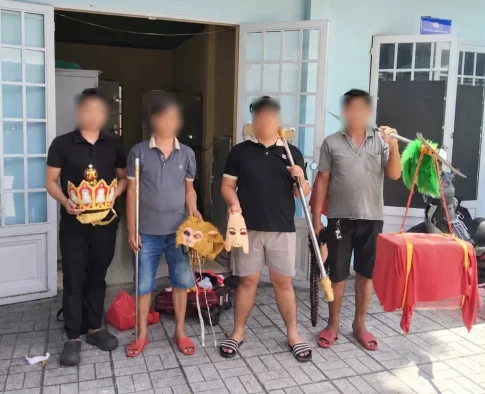 「西遊記」の登場人物に扮した4人が、実物の馬とともに自動車専用車線を移動