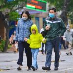 気温手の低下により防寒着で過ごすベトナム北部の市民