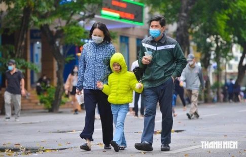 気温手の低下により防寒着で過ごすベトナム北部の市民