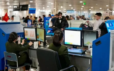 ベトナムの空港の出国荷物検査場