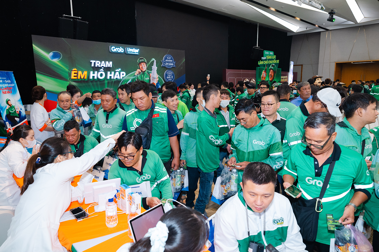 ニャチャンで開催されたGrabドライバー向けの大規模イベントの様子