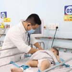 ベトナムで手足口病の診察をする医師