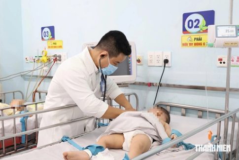 ベトナムで手足口病の診察をする医師