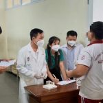 生徒が髄膜炎菌感染症と診断されたホーチミン市内の学校で健康チェックを受ける生徒