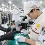 ベトナムの電子機器工場の作業風景