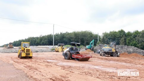 ホーチミン市―トゥーザウモット―チョンタイン高速道路の建設工事現場