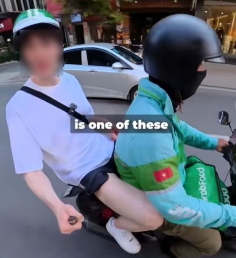 ホーチミン市内でバイクタクシーを利用する欧米人