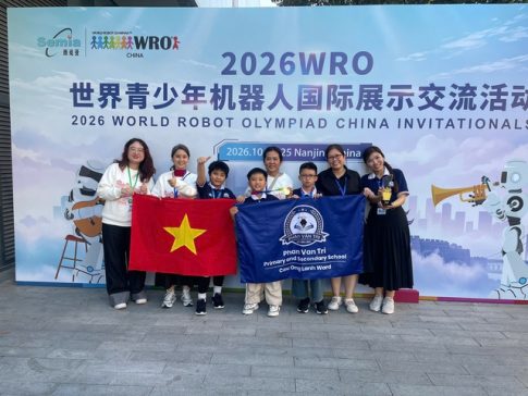 中国・南京市で開催された国際ロボット競技会「WRO China Open Invitational 2026」で優勝したホーチミン市の小学生