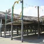 ランコービーチにコンクリートの柱を埋め込んで建てられた飲食店