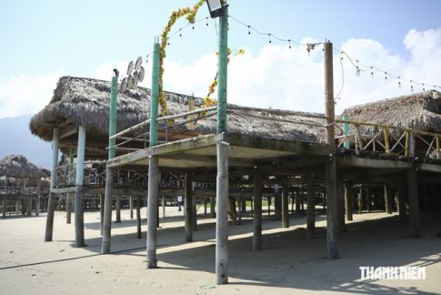 ランコービーチにコンクリートの柱を埋め込んで建てられた飲食店