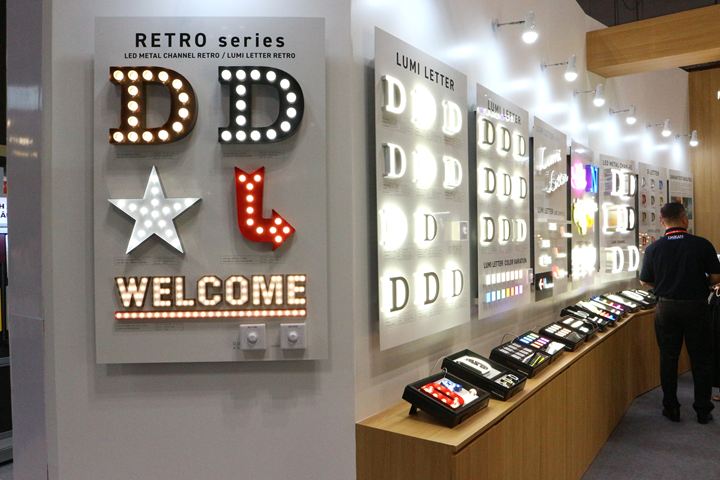 LED内照式サイン(看板)の専門メーカーであるダイカンの展示品