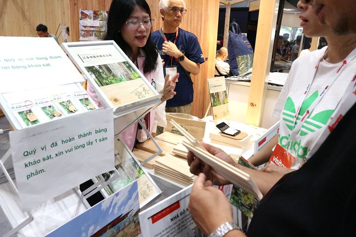 岡山産ヒノキを紹介する岡山県木材組合連合会のブース