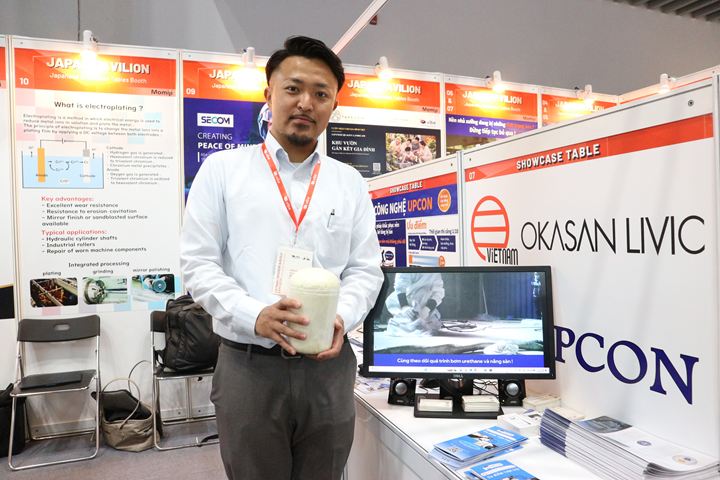 VIBE2026で倉庫や工場の床の沈下問題を解決する、ウレタン樹脂注入工法を紹介するアップコン