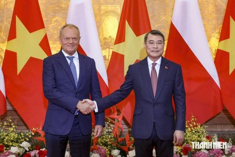 ベトナムのレ・ミン・フン首相とポーランドのドナルド・トゥスク首相