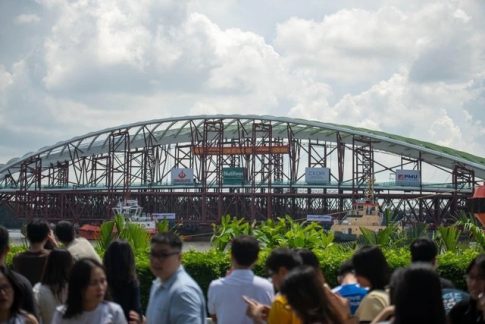 サイゴン川横断の歩行者専用橋の閉合作業