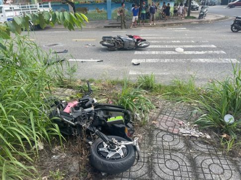 ベトナムで走行中に事故に遭った電動自転車
