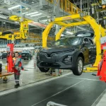 自動車組み立て工場の作業風景