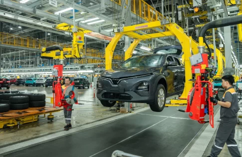 自動車組み立て工場の作業風景