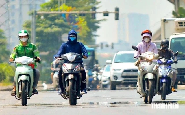 9月末に38℃超えを記録したハノイ市内の道路を走るバイク