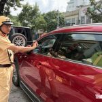 違法駐車を取り締まるホーチミン市の交通警察官