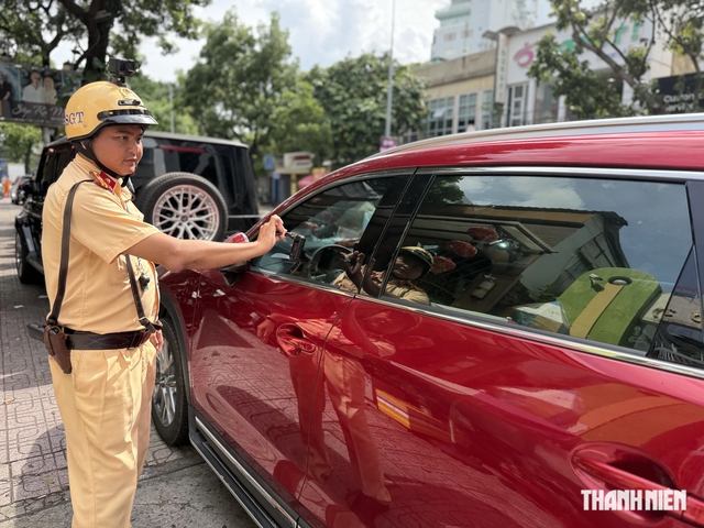 違法駐車を取り締まるホーチミン市の交通警察官