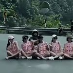 ハイヴァン峠で、道路の中央に座って写真を撮影し行政処分を受けた女性6人