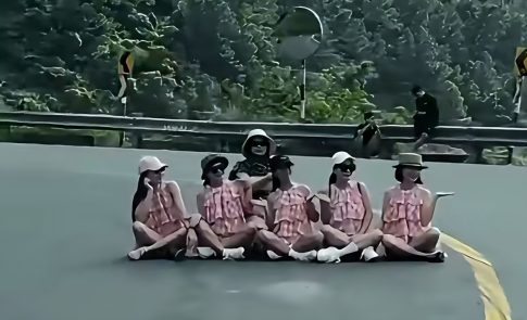 ハイヴァン峠で、道路の中央に座って写真を撮影し行政処分を受けた女性6人