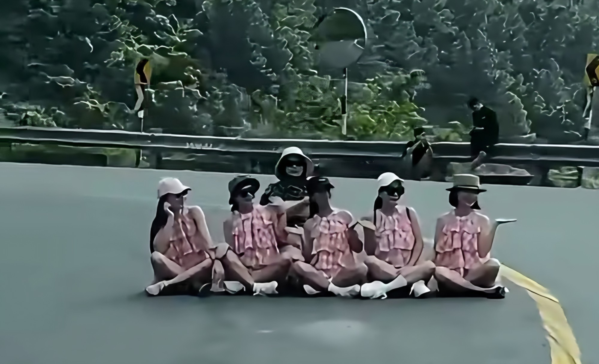 ハイヴァン峠で、道路の中央に座って写真を撮影し行政処分を受けた女性6人