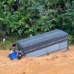 ベトナム中部高原のダラット市で増水した川を渡ろうとして流されたトラック