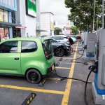 ベトナムのショッピングモールの駐車場に設置されたEV充電ステーション