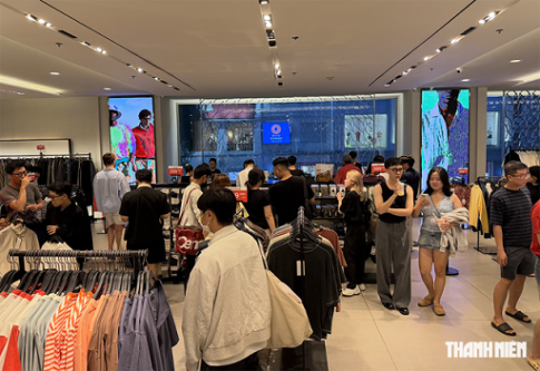 ベトナムのアパレルショップの店内の様子