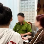 フェイクニュースを拡散したとしてベトナムの警察から事情聴取を受ける女性