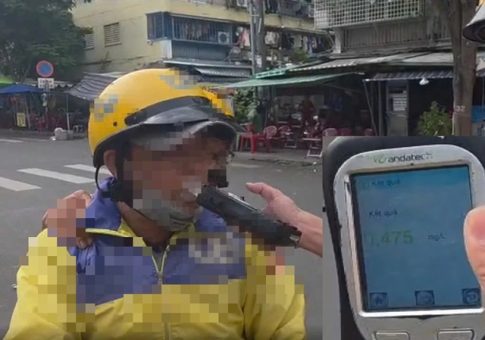 飲酒検問で基準値以上のアルコールが検出された配車アプリのドライバー