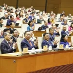 ベトナムの国会に出席するトー・ラム書記長とレ・ミン・フン首相