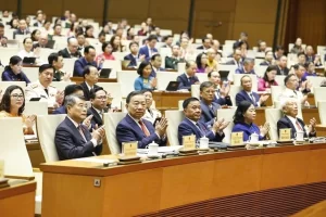 ベトナムの国会に出席するトー・ラム書記長とレ・ミン・フン首相