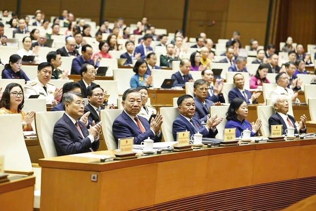 ベトナムの国会に出席するトー・ラム書記長とレ・ミン・フン首相