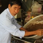 沈香製品を製造する職人のチャン・バン・クアン氏